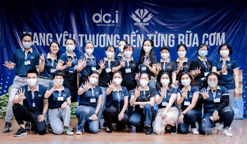 Đội ngũ DCI Việt Nam tại chương trình Mang yêu thương đến từng bữa cơm 