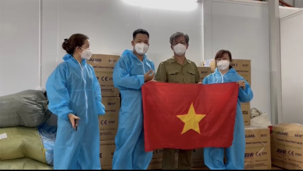 DCI Việt Nam hỗ trợ thiết bị y tế cho đội ngũ bác sĩ tuyến đầu chống đại dịch