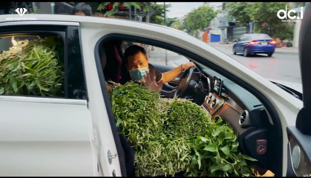 Thầy Nguyễn Công Bình trực tiếp lái xe chở rau 0 đồng cho người dân khó khăn
