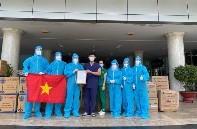 Ông Nguyễn Công Bình cùng DCI Việt Nam trao tặng trang thiết bị y tế cho các bệnh viện dã chiến chống Covid