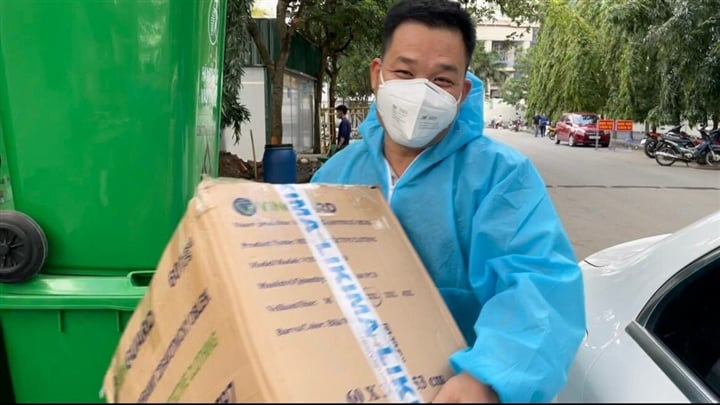 Thầy Nguyễn Công Bình trực tiếp ủng hộ thiết bị y tế cho đội ngũ y bác sĩ tuyến đầu chống dịch Covid-19