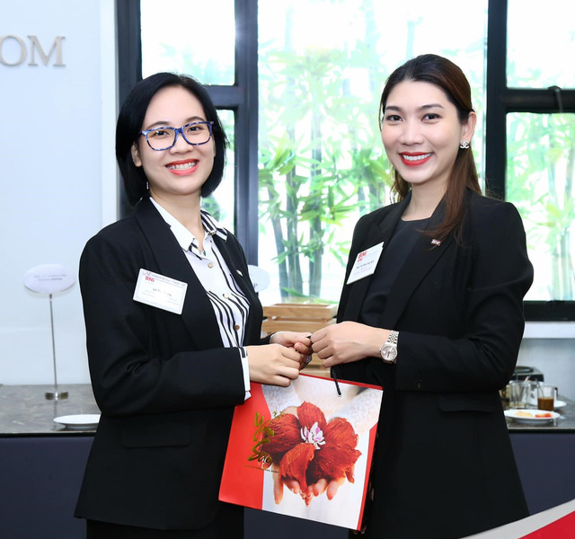 Chị Thái Phương Anh (bên phải) - Giám đốc công ty TNHH TM DV Phương Anh MGB - đạt được các mục tiêu tài chính & phát triển doanh nghiệp khi thực hành triết lý "Cho đi điều bạn muốn".