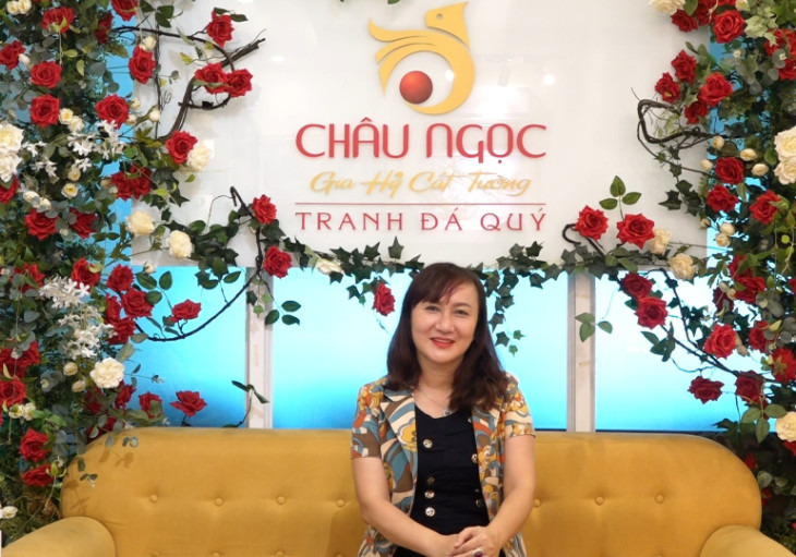 Chị Cẩm Lai - Giám đốc công ty Tranh đá quý Châu Ngọc - đã ứng dụng triết lý "Cho đi điều bạn muốn" vào chính cuộc sống và công việc của mình.