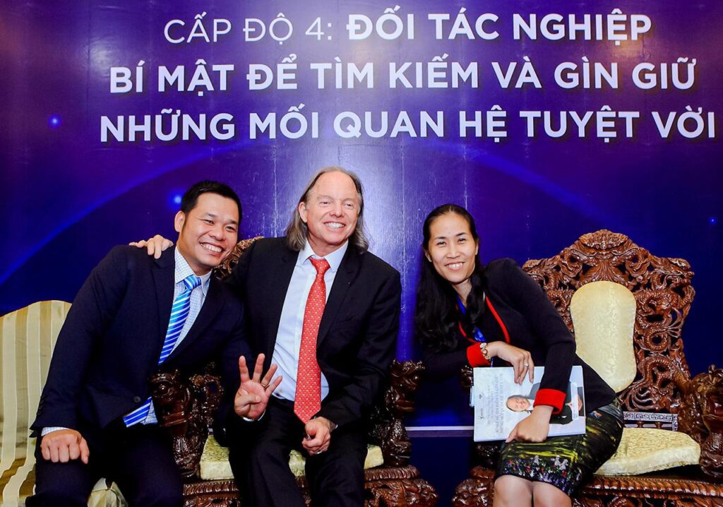 Tiến sĩ Geshe Michael Roach (giữa) cùng ông Nguyễn Công Bình (trái) trong một khóa học DCI được tổ chức tại Việt Nam