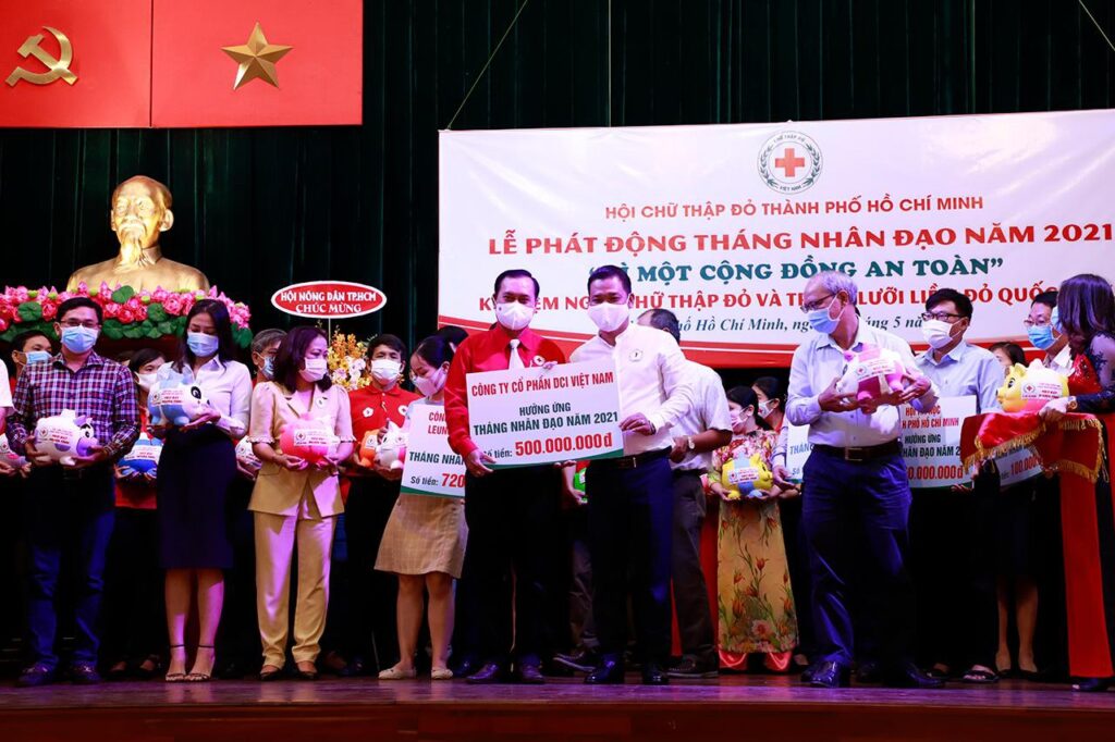 Ông Nguyễn Công Bình đại diện DCI Việt Nam nhận thư cảm ơn từ Hội chữ thập đỏ TP.HCM