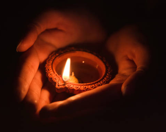 “Để giữ cho ngọn đèn luôn cháy, chúng ta phải giữ cho bình dầu của cây đèn lúc nào cũng đầy.”