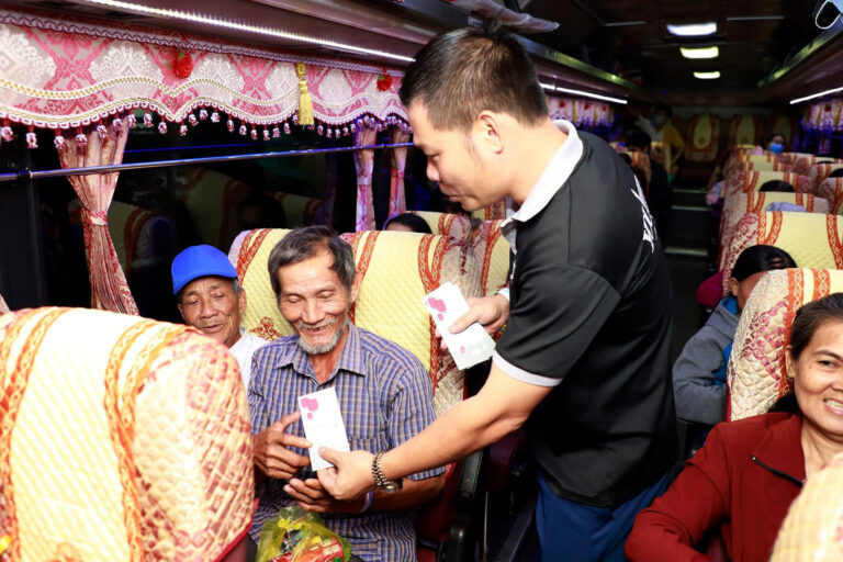 The activities of 0-Dong bus rides support the poor to return to their hometown to celebrate Tet. (Image was recorded before the outbreak of Covid-19)