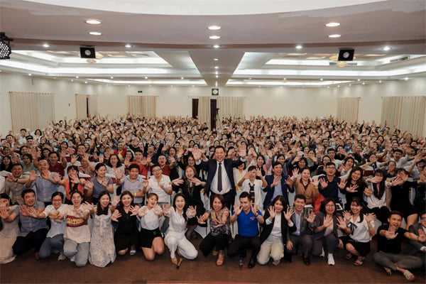 Mr. Nguyen Cong Binh and thousands of participants at the Diamond Cutter program.