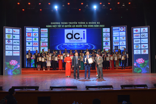 Đại diện nhận giải Top 10 thương hiệu vàng Việt Nam 2022