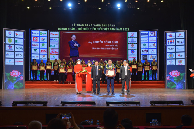 Ông Nguyễn Công Bình nhận giải "Doanh nhân xuất sắc Đất Việt 2022"